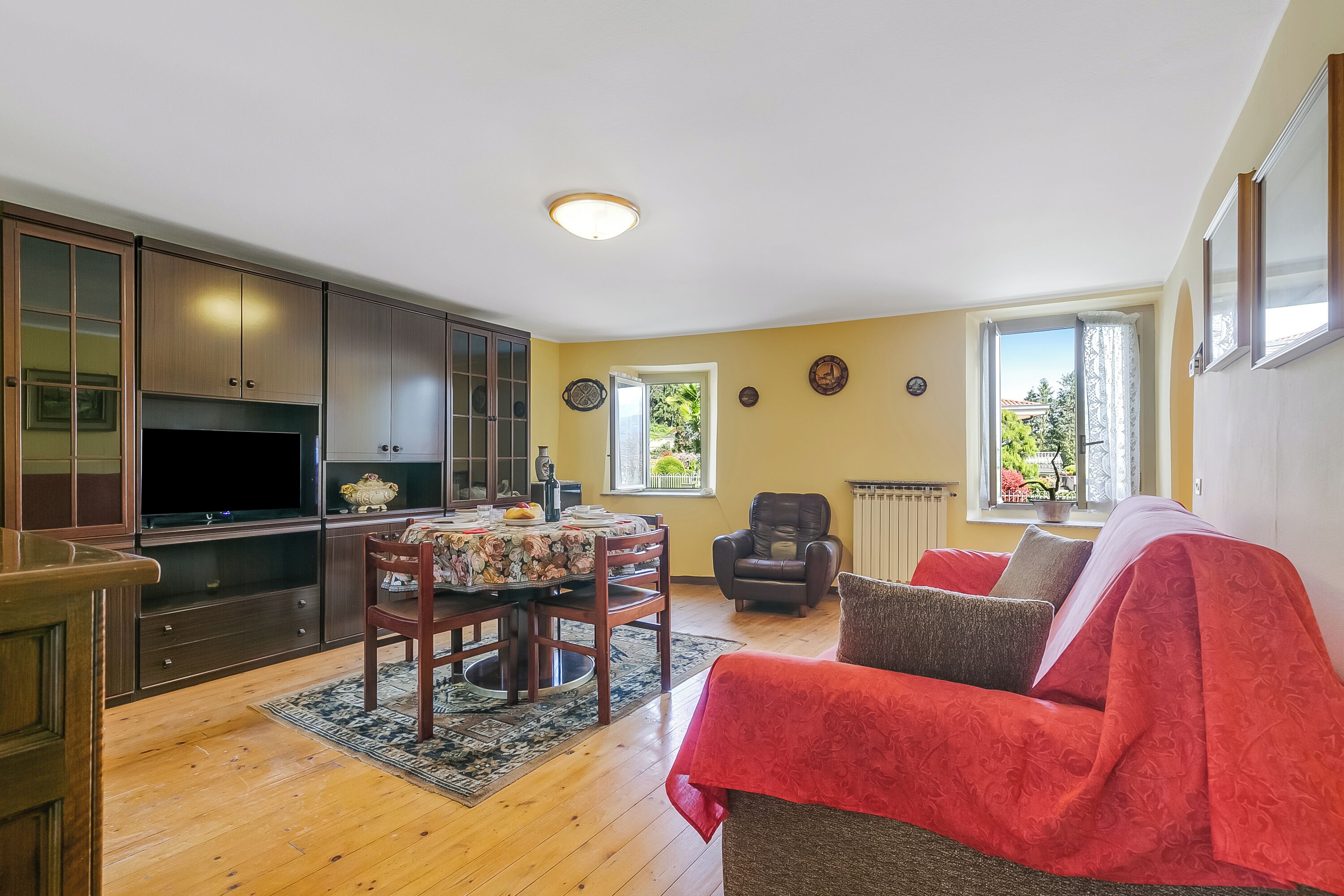 TV màn hình phẳng 21-inch có truyền hình cáp 