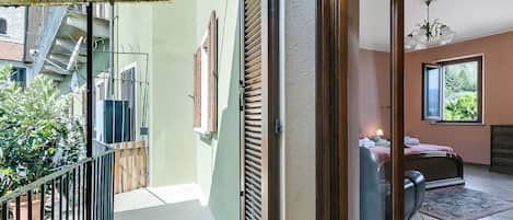 Family Apartment, Multiple Bedrooms (Old Pella 100m to Orta Lake) | Balcony
