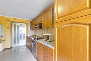 Family Apartment, Multiple Bedrooms (Old Pella 100m to Orta Lake) | Private kitchen | Fridge, microwave, oven, stovetop - Old Pella 100m to Orta Lake (Pella)