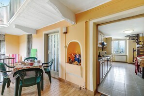 Family Apartment, Multiple Bedrooms (Old Pella 100m to Orta Lake) | Dining room - Old Pella 100m to Orta Lake (Pella)