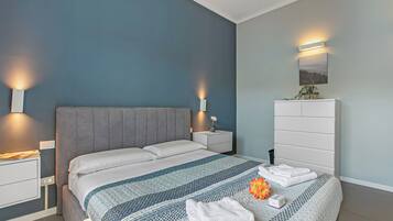 Apartemen Keluarga, beberapa kamar, 2 kamar mandi, tepi danau (Suono del Lago 100m from Lake) | 2 kamar tidur, ruang kerja ramah laptop, dan setrika/meja setrika