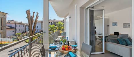 Family Apartment, Multiple Bedrooms, 2 Bathrooms, Lakeside (Suono del Lago 100m from Lake) | Outdoor dining