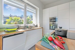 Family Apartment, Multiple Bedrooms, 2 Bathrooms, Lakeside (Suono del Lago 100m from Lake) | Private kitchen