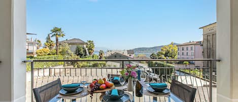 Family Apartment, Multiple Bedrooms, 2 Bathrooms, Lakeside (Suono del Lago 100m from Lake) | Outdoor dining