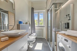 Family Apartment, Multiple Bedrooms, 2 Bathrooms, Lakeside (Suono del Lago 100m from Lake) | Bathroom | Shower, hair dryer, bidet, towels - Suono del Lago 100m From Lake (Meina)