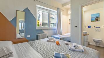 Apartemen Keluarga, beberapa kamar, 2 kamar mandi, tepi danau (Suono del Lago 100m from Lake) | 2 kamar tidur, ruang kerja ramah laptop, dan setrika/meja setrika