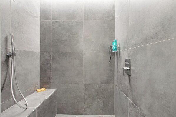 Family Apartment, Multiple Bedrooms, 2 Bathrooms, Lakeside (Suono del Lago 100m from Lake) | Bathroom | Shower, hair dryer, bidet, towels - Suono del Lago 100m From Lake (Meina)