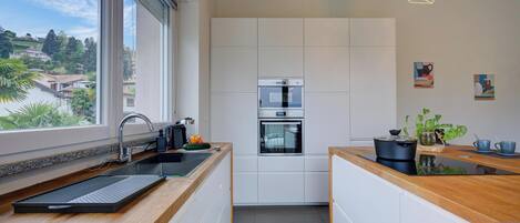 Familielejlighed - flere soveværelser - 2 badeværelser - ved sø (Suono del Lago 100m from Lake) | Privat køkken | Køleskab, ovn, kogeplade, opvaskemaskine