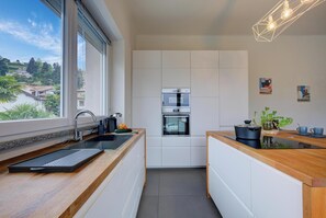 Családi apartman, több hálószobával, két fürdőszobával, tó felőli (Suono del Lago 100m from Lake) | Privát konyha | Hűtőszekrény, sütő, főzőlap és mosogatógép