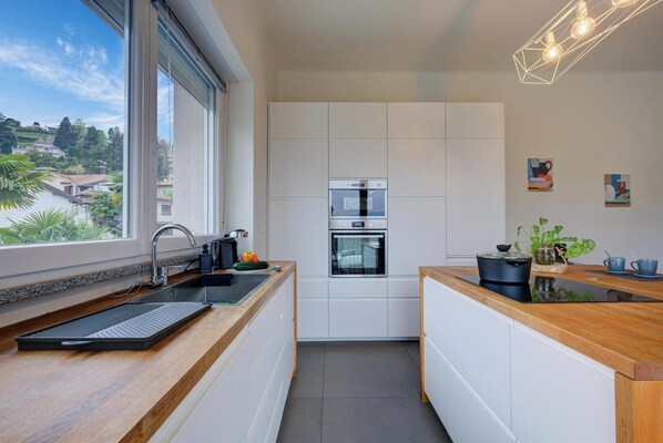 Appartement familial, plusieurs chambres, 2 salles de bains (Suono del Lago 100m from Lake) | Cuisine privée | Réfrigérateur, un four, surface de cuisson, lave-vaisselle