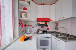 Kühlschrank, Ofen, Herdplatte, Wasserkocher mit Kaffee-/Teezubehör