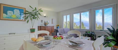 Familienapartment, Mehrere Schlafzimmer, Bergseite (Lorenza Rooftop Lake View Stresa) | Speisen