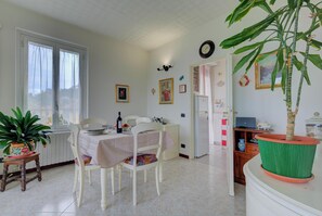 Appartement Familial, plusieurs chambres, côté montagne (Lorenza Rooftop Lake View Stresa) | Restauration