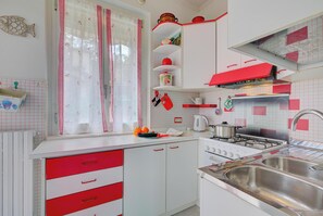 Appartement Familial, plusieurs chambres, côté montagne (Lorenza Rooftop Lake View Stresa) | Cuisine privée
