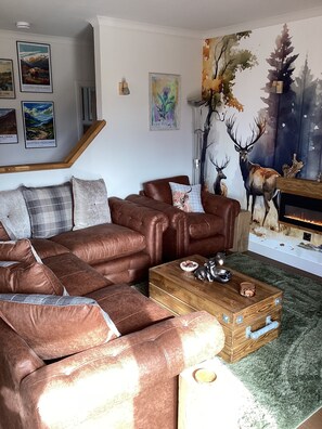 Smart TV, fireplace, books - Tingle Lodge - Luxury Retreat in the West Highlands (Kyle of Lochalsh)