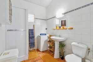 Sèche-cheveux, serviettes fournies, papier toilette
