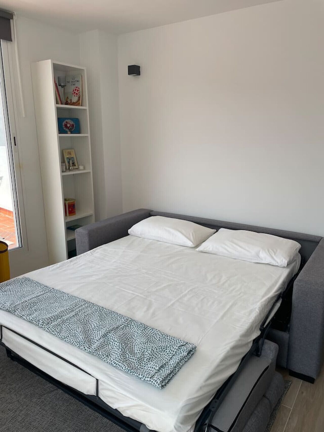 Escritorio, tabla de planchar con plancha, wifi y ropa de cama