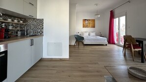 En modern lägenhet med kök, matplats och sovrum.