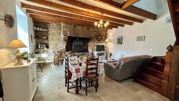 Télévision, cheminée, espaces bureaux