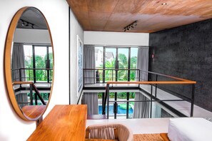 Premium-Apartment, Poolblick | 1 Schlafzimmer, Schreibtisch, kostenloses WLAN, Bettwäsche