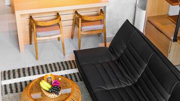 Comfort appartement, uitzicht op zwembad | Woonruimte | Een 42-inch smart-tv met kabelzenders