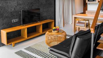 Premium appartement, uitzicht op zwembad | Woonruimte | Een 42-inch smart-tv met kabelzenders