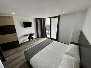 Escritorio, cortinas opacas, tabla de planchar con plancha y wifi gratis