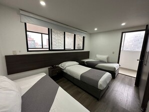 Skrivbord, mörkläggningsgardiner, strykjärn/strykbräda och gratis wi-fi