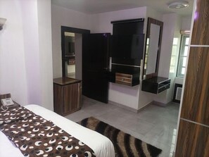 Bureau, espace de travail pour ordinateur portable, rideaux occultants