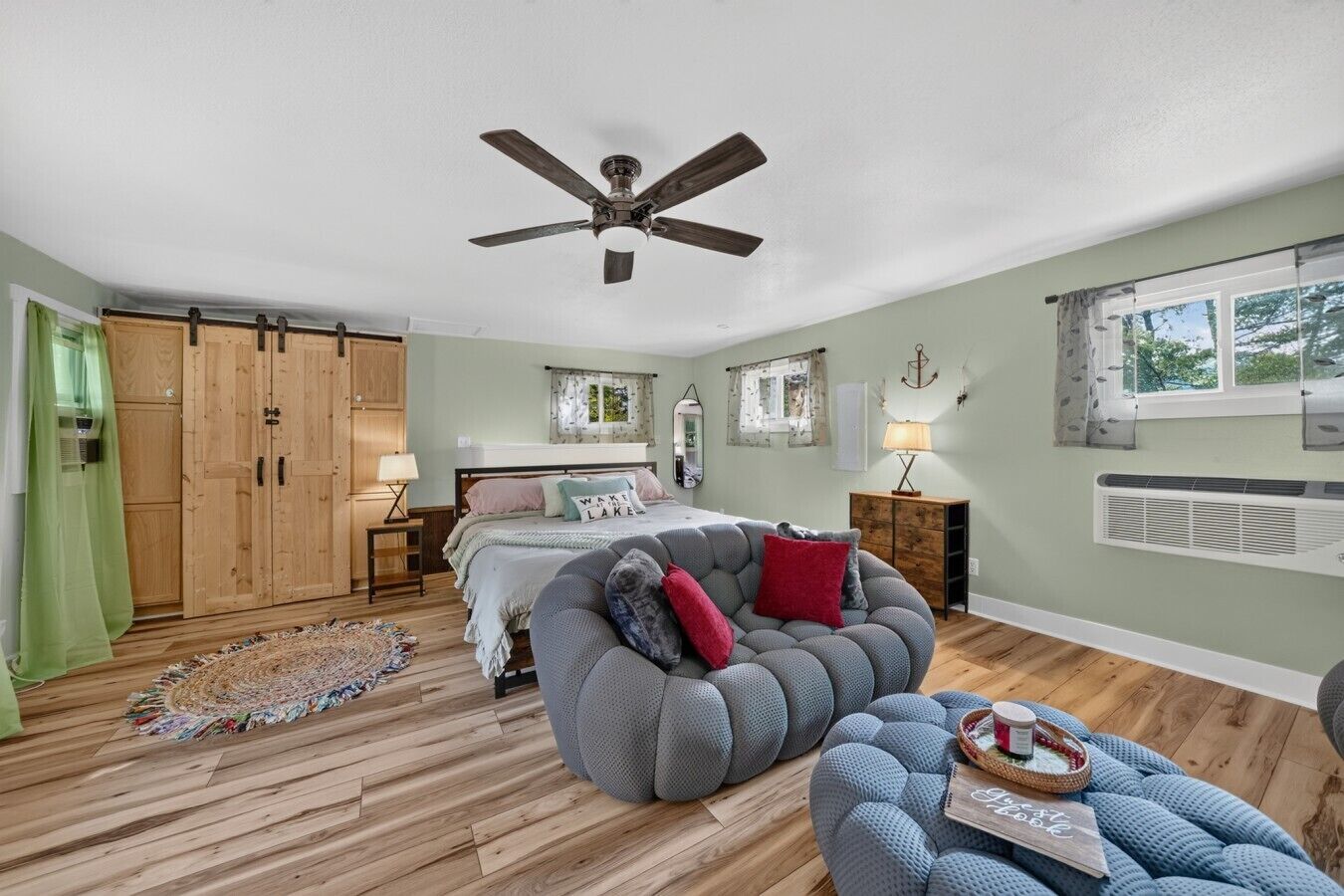 1 bedroom, desk, travel crib, WiFi (free)