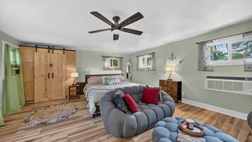 1 bedroom, desk, travel crib, WiFi (free)