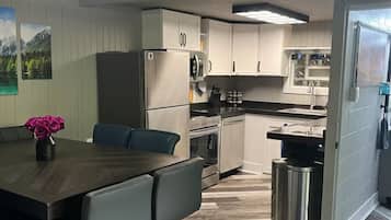 Frigorífico, microondas, horno y placa de cocina