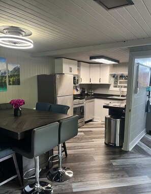 Fridge, microwave, oven, stovetop - Lakefont-Nestled in Nirvana (Martinsville)