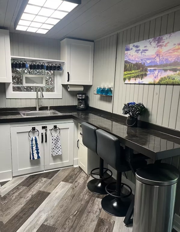 Fridge, microwave, oven, stovetop - Lakefont-Nestled in Nirvana (Martinsville)