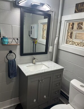 Secador de pelo, toallas