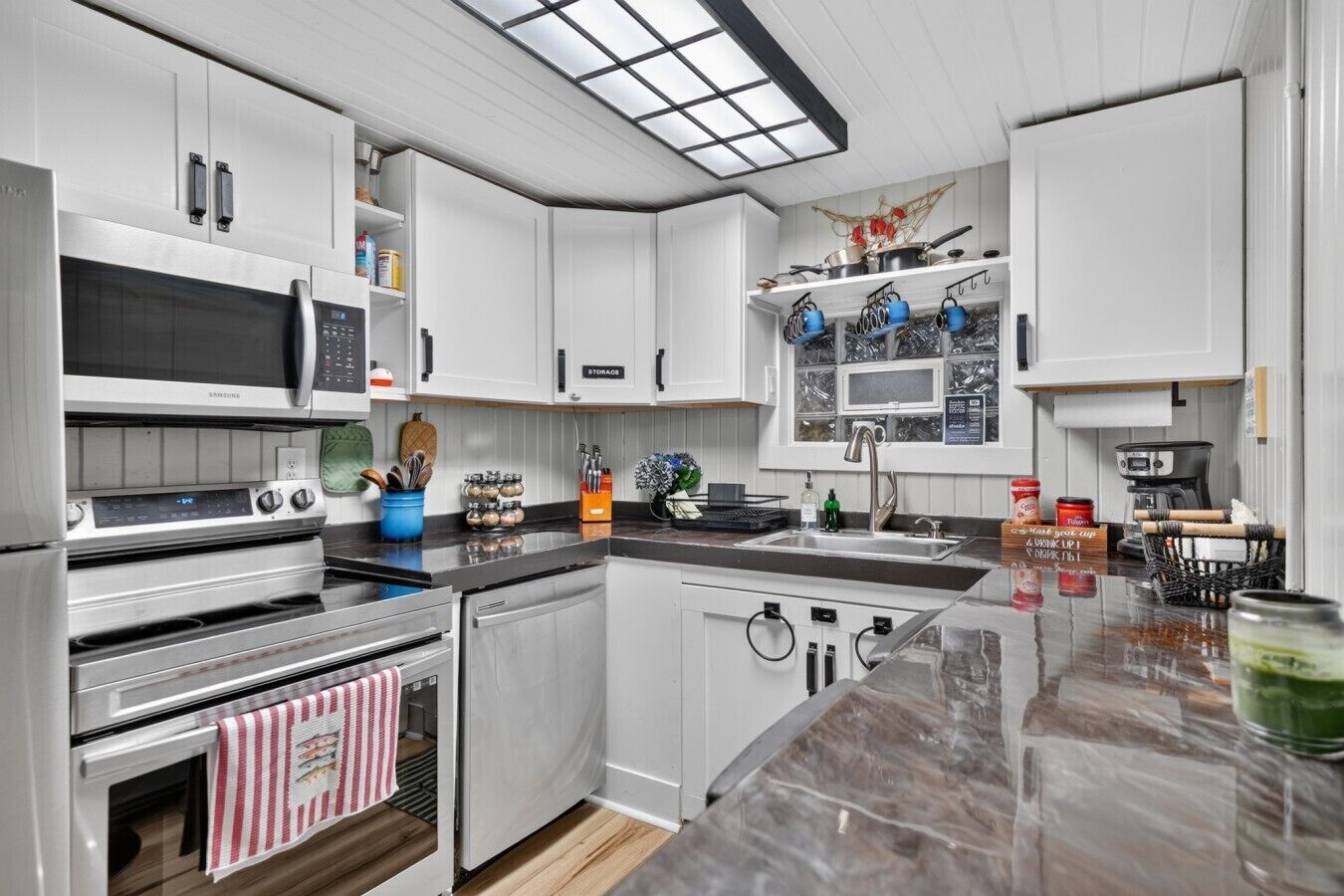 Coffee/tea maker, fridge, microwave, oven