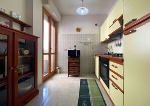 Réfrigérateur, micro-ondes, plaque de cuisson, lave-vaisselle