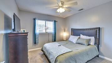 2 habitaciones, escritorio y tabla de planchar con plancha