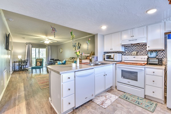 Kjøleskap, mikrobølgeovn, ovn og kokeplater