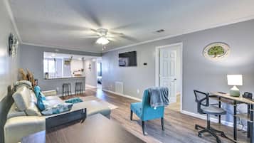 Smart TV, libros y monitor de computadora