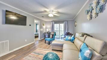 Smart TV, libros y monitor de computadora