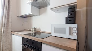 Kühlschrank, Mikrowelle, Herdplatte, Geschirrspüler