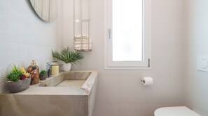 Douche, sèche-cheveux, bidet, serviettes fournies