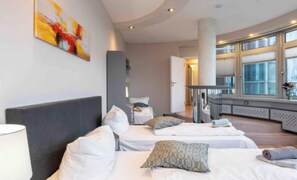 4 soverom, skrivebord, strykejern/-brett og reiseseng for barn