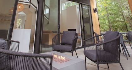 New-Moniker Beach House close to beaches + shops