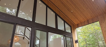 New-Moniker Beach House close to beaches + shops