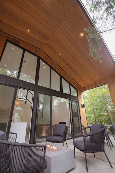 Moniker Beach House close to beaches + shops