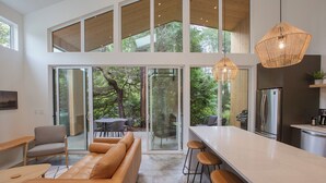 Eine moderne Küche mit einer großen Kochinsel, Barhocker und einem eingebauten Kühlschrank.
