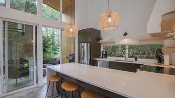 Réfrigérateur, four à micro-ondes, un four, surface de cuisson