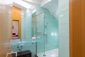 Shower, hair dryer, towels - Sandoval - 1 Bedroom penthouse with Sofa Bed (Madrid)
